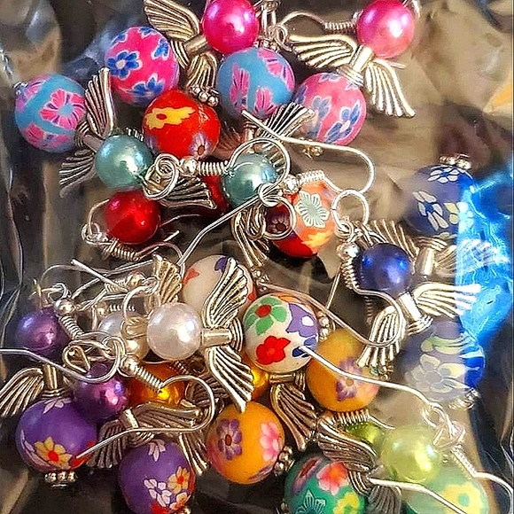 Choice of 6 pair of angel beaded earrings w/pearl & polymer. - Picture 10 of 10